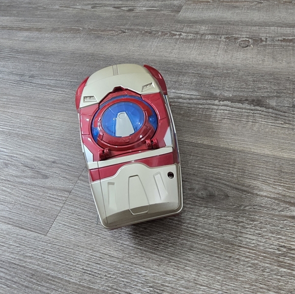 Marvel Iron Man 3 Motorized Arc FX Gauntlet shoots disks - Picture 5 of 7